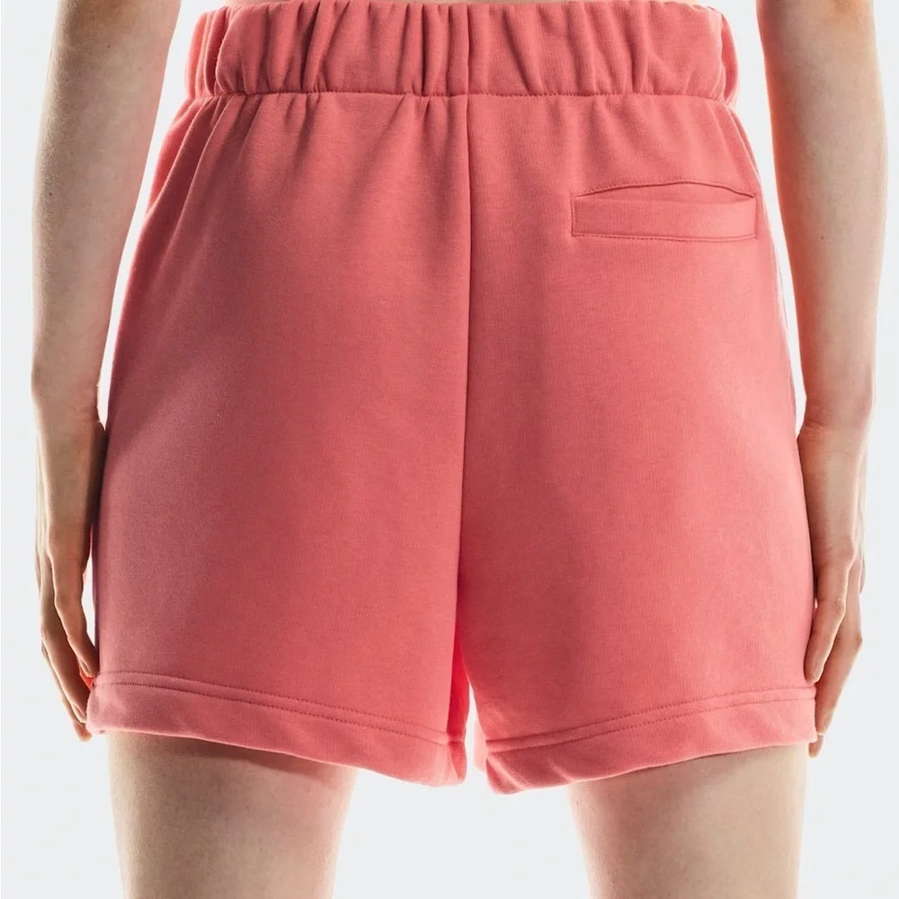 ON RUNNING NWT CLUB SHORTS CORAL SMALL